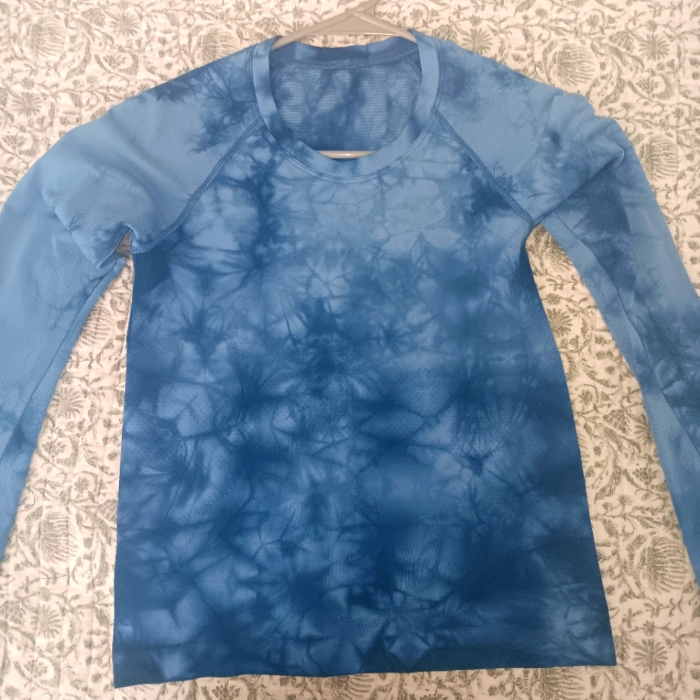 Lululemon SIZE 4-Blue Tie-Dye Long Sleeve Shirt